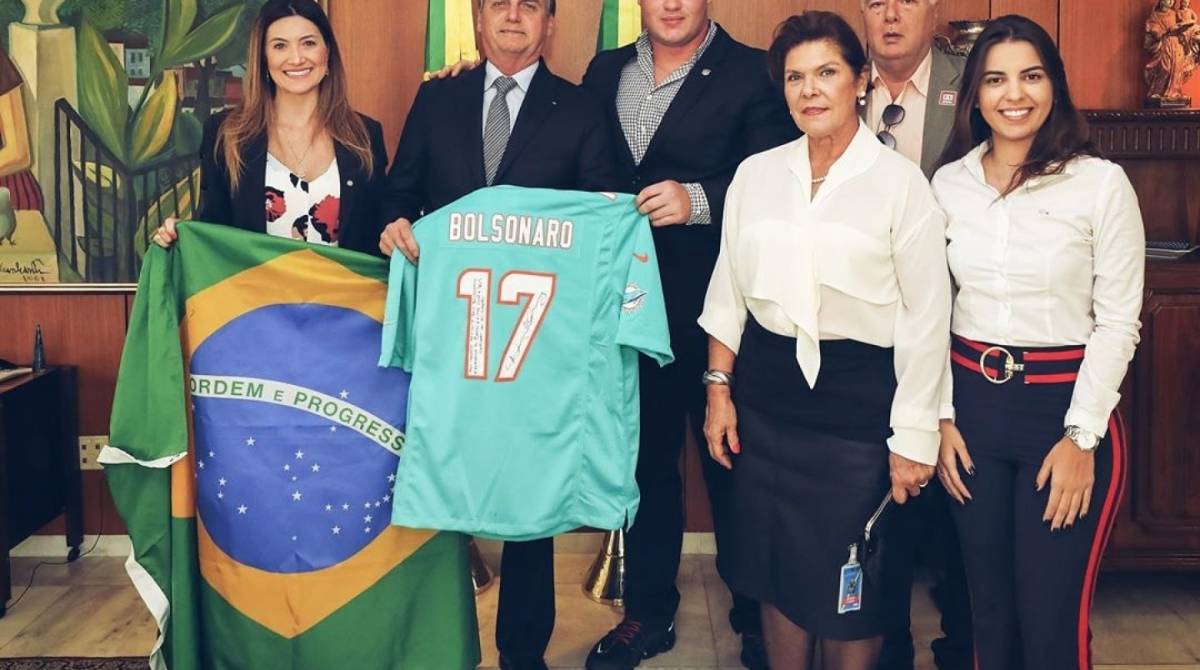 DuzÃ£o presenteou Bolsonaro com uma camisa 17