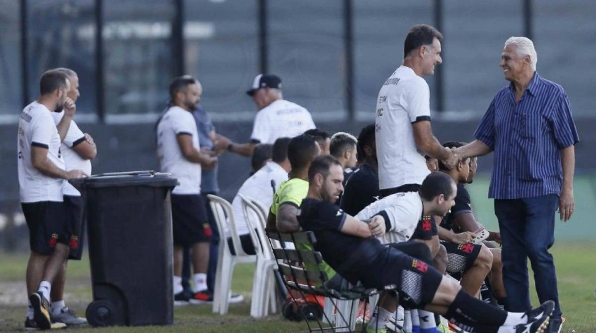 Roberto Dinamite, ex-presidente e maior ídolo do Vasco, prestigiou o treino em São Januário - Rafael Ribeiro/Vasco