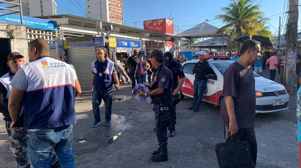 Caxias retira camelôs dos acessos à estação de trem
