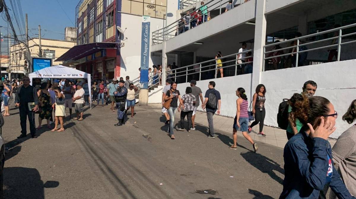 Caxias retira camelôs dos acessos à estação de trem - Divulgação
