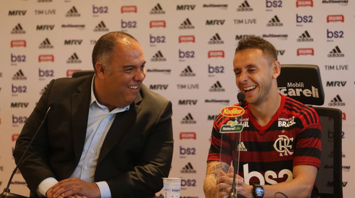 Rafinha sorri na coletiva de apresentação. Lateral usará a camisa 13, que foi cedida 
por Trauco - Daniel Castelo Branco / Agência O Dia