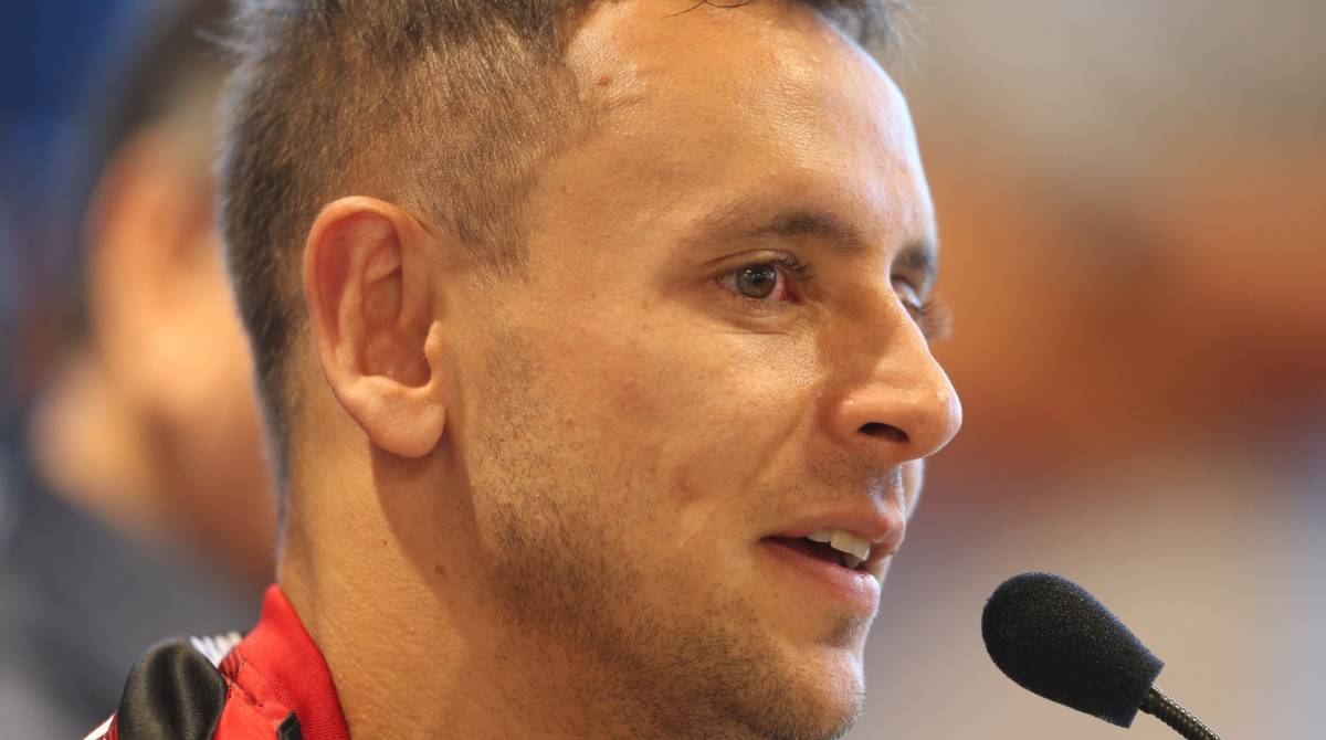 ATAQUE - FLAMENGO - O Flamengo apresentou hoje (25) no Ninho do Urubu o lateral-direito Rafinha. O jogador, de 33 anos e que estava no Bayern de Munique, da Alemanha, assinou com o Rubro-Negro um contrato de dois anos. Foto: Daniel Castelo Branco / Ag&ecirc;ncia O Dia -