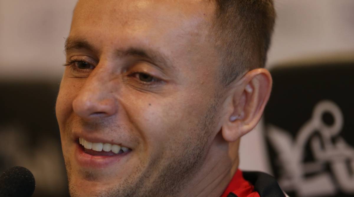 ATAQUE - FLAMENGO - O Flamengo apresentou hoje (25) no Ninho do Urubu o lateral-direito Rafinha. O jogador, de 33 anos e que estava no Bayern de Munique, da Alemanha, assinou com o Rubro-Negro um contrato de dois anos. Foto: Daniel Castelo Branco / Agência O Dia - - Daniel Castelo Branco / Agência O Dia