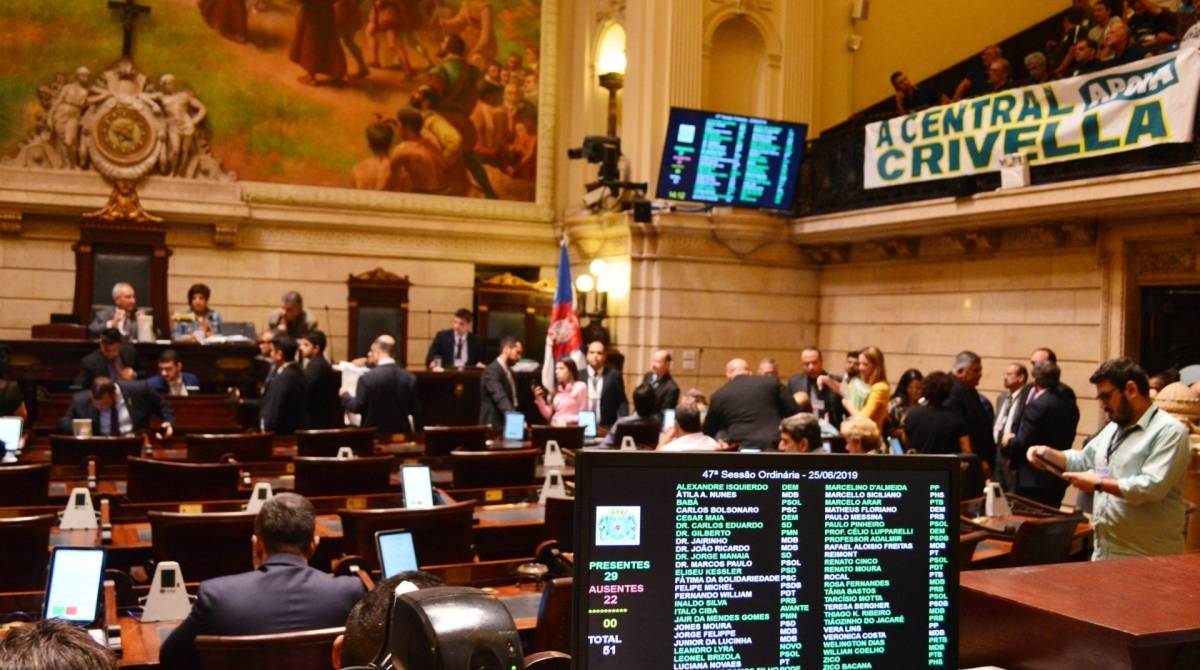 2019-06-25 - AG&Ecirc;NCIA DE NOT&Iacute;CIAS/PARCEIRO - Vereadores realizam vota&ccedil;&atilde;o do relat&oacute;rio da Comiss&atilde;o de impeachment do prefeito Marcelo Crivella (PRB) na C&acirc;mara dos Vereadores, Centro do Rio, nesta ter&ccedil;a-feira (25). Foto: Paulo Carneiro/Parceiro/Ag&ecirc;ncia O Dia