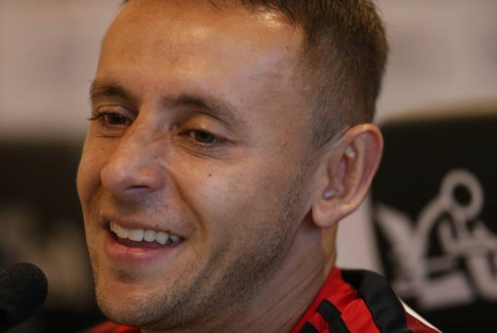 Rafinha chega ao Ninho para se concentrar e tem grandes chances de ser relacionado