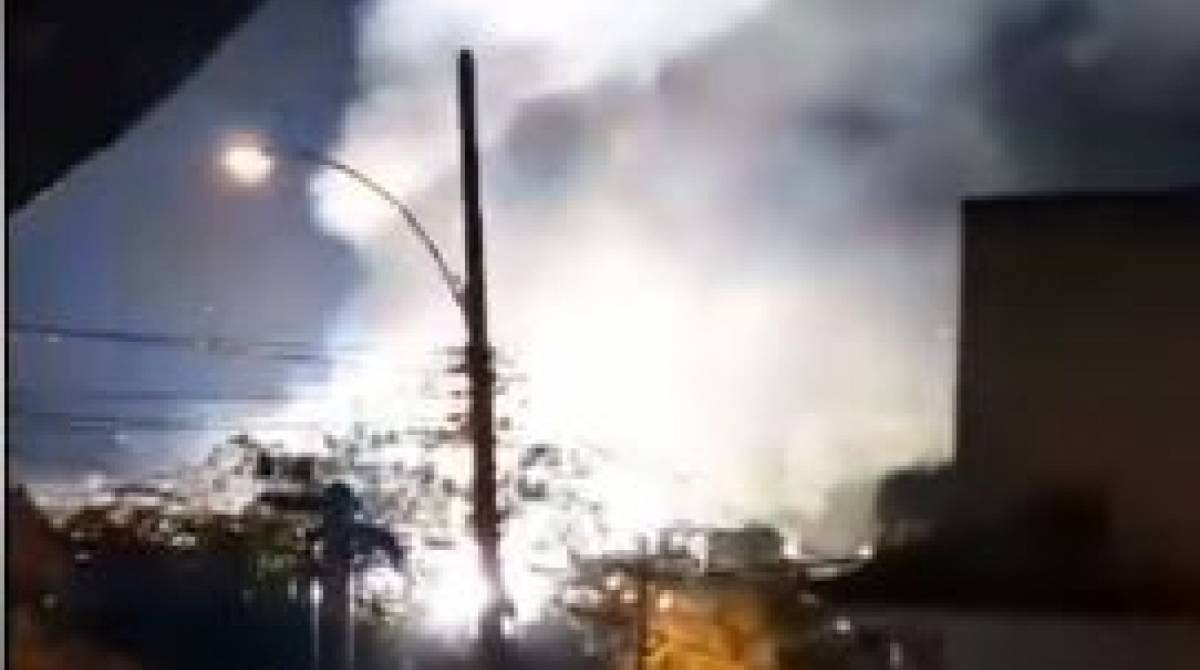 Trem pegou fogo e assustou passageiros na SuperVia - Reprodução OTT-RJ