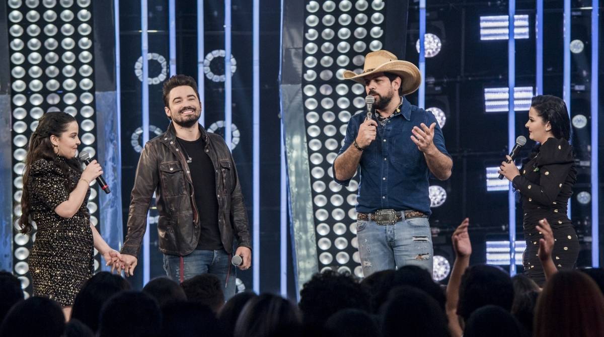 Acima, Maiara com o namorado Fernando, Sorocaba e a irmã, Maraisa, no \'Só Toca Top\'. À dir., o casal, e as irmãs apresentadoras