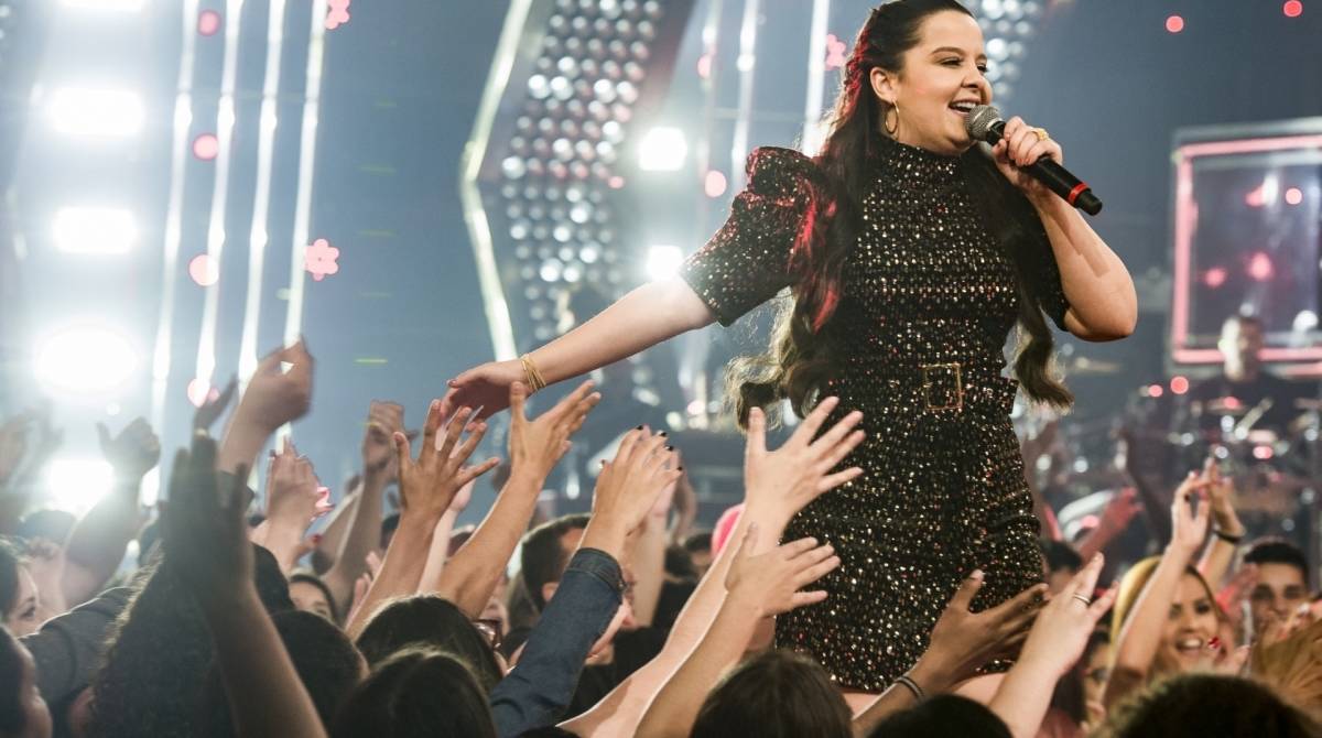 F&atilde;s tentam invadir quarto de Maiara, da dupla com Mara&iacute;sa