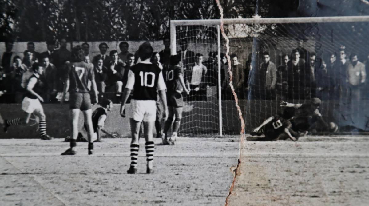 Rio, ESPECIAL, Materia com S&eacute;rgio Markman ex jogador que jogou com o atual t&eacute;cnico do Flamengo Jorge Jesus, na foto S&eacute;rgio Markman e recortes de jornais da epoca em que ele era jogador. Foto de Gilvan de Souza / Agencia O Dia