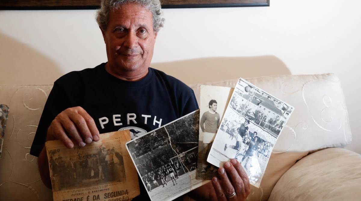 Sérgio Markman coleciona recortes de jornais da época de jogador. Ele atuou com Jorge Jesus no Cova da Piedade, em Portugal - Gilvan de Souza