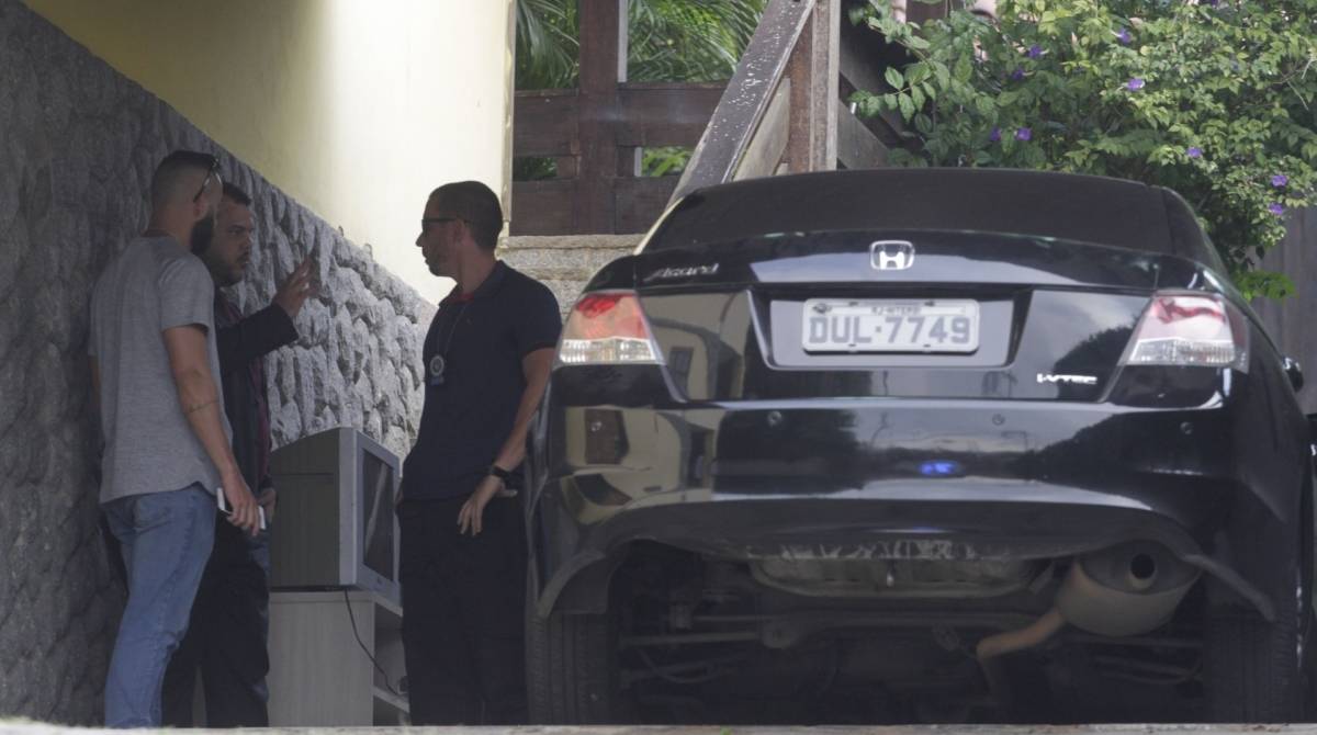 Policiais v&atilde;o &agrave; casa da deputada Flordelis, para fazer uma pericia no carro do pastor - Cl&eacute;ber Mendes / Ag&ecirc;ncia O Dia