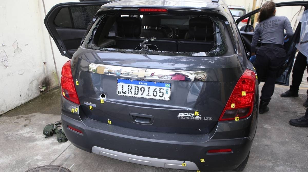 Rio, 27/06/2019 -  Morte do Traficante Fernandinho Guarabu, morro do Dende. Ilha do Governador. na Foto: policiais fazem pericia no carro onde os traficantes foram mortos. no patio da delegacia,  zona Norte do Rio. Foto: Ricardo Cassiano/Agencia O Dia