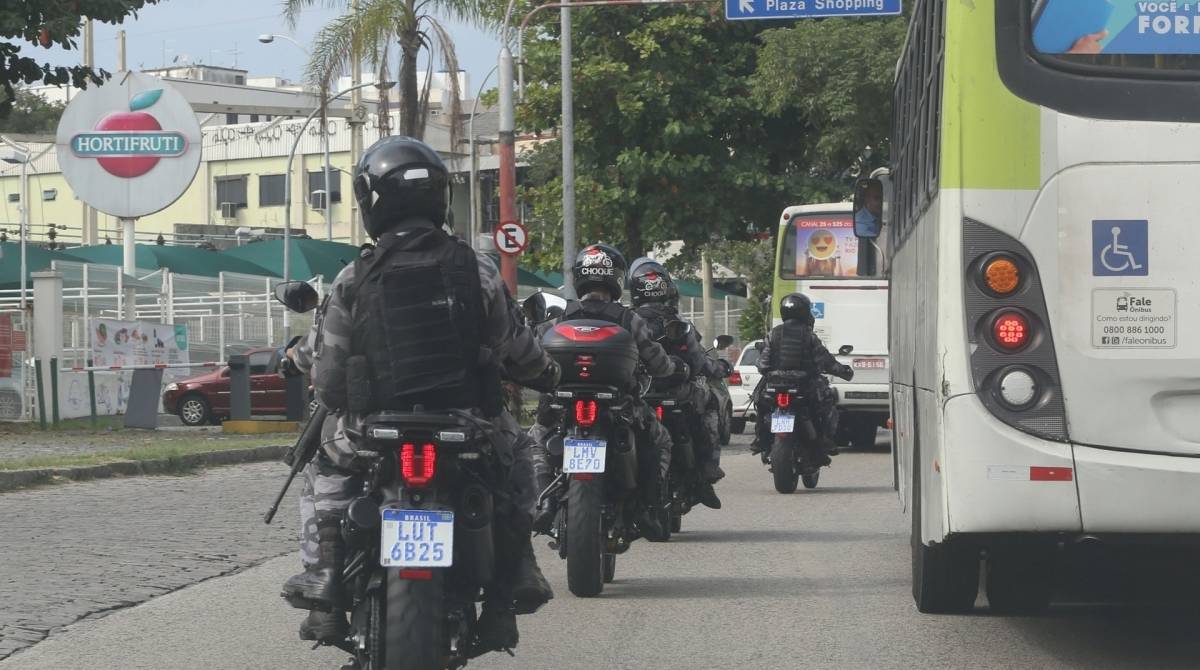 Rio, 27/06/2019 -  Morte do Traficante Fernandinho Guarabu, morro do Dende. Ilha do Governador. na Foto: policiais patrulham rua da Ilha,  zona Norte do Rio. Foto: Ricardo Cassiano/Agencia O Dia