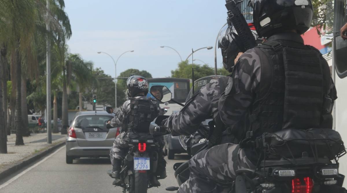 Rio, 27/06/2019 -  Morte do Traficante Fernandinho Guarabu, morro do Dende. Ilha do Governador. na Foto: policiais patrulham rua da Ilha,  zona Norte do Rio. Foto: Ricardo Cassiano/Agencia O Dia