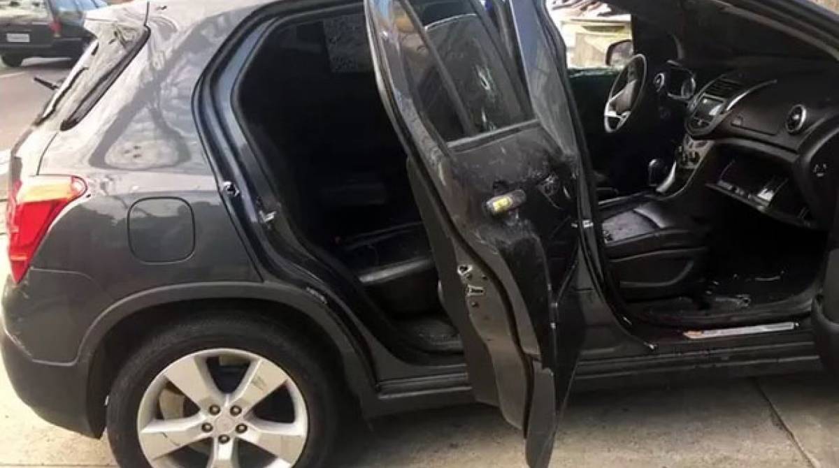 Um dos carros atingidos pelos tiros