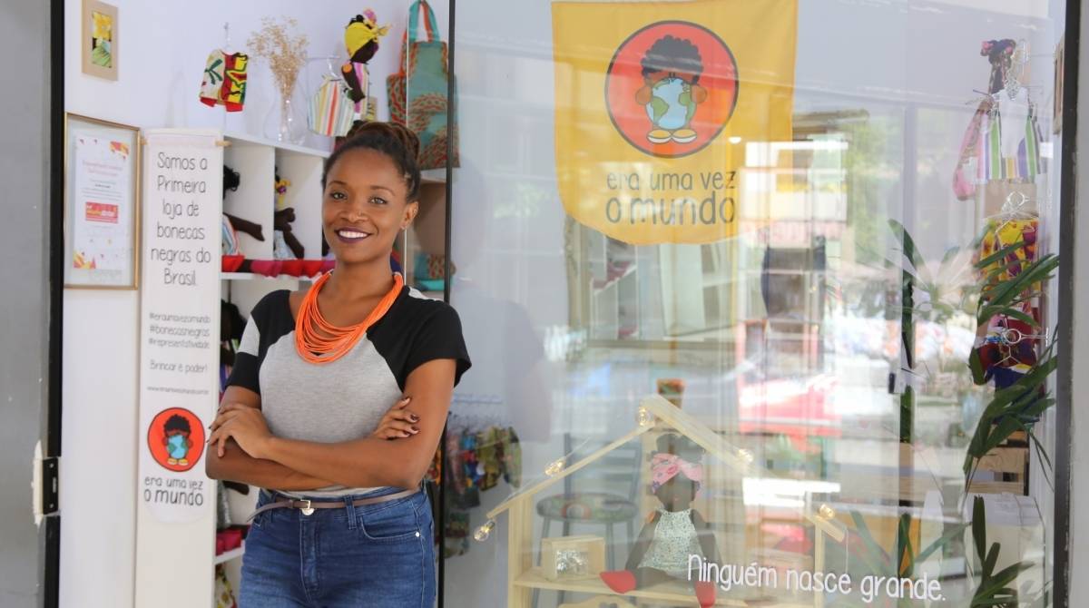 Jaciana e Leandro Melquiades, fundadores da Era Uma Vez o Mundo  e  da primeira loja só de bonecas negras do Brasil 