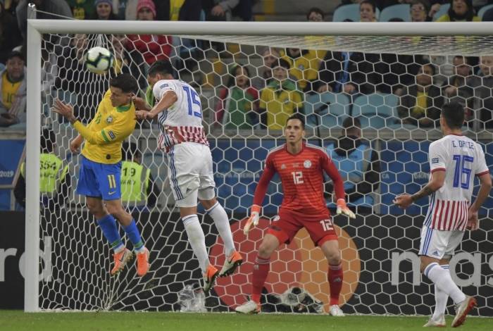 Philippe Coutinho perde boa chance de cabeça: o meia não fez um bom jogo na Arena do Grêmio