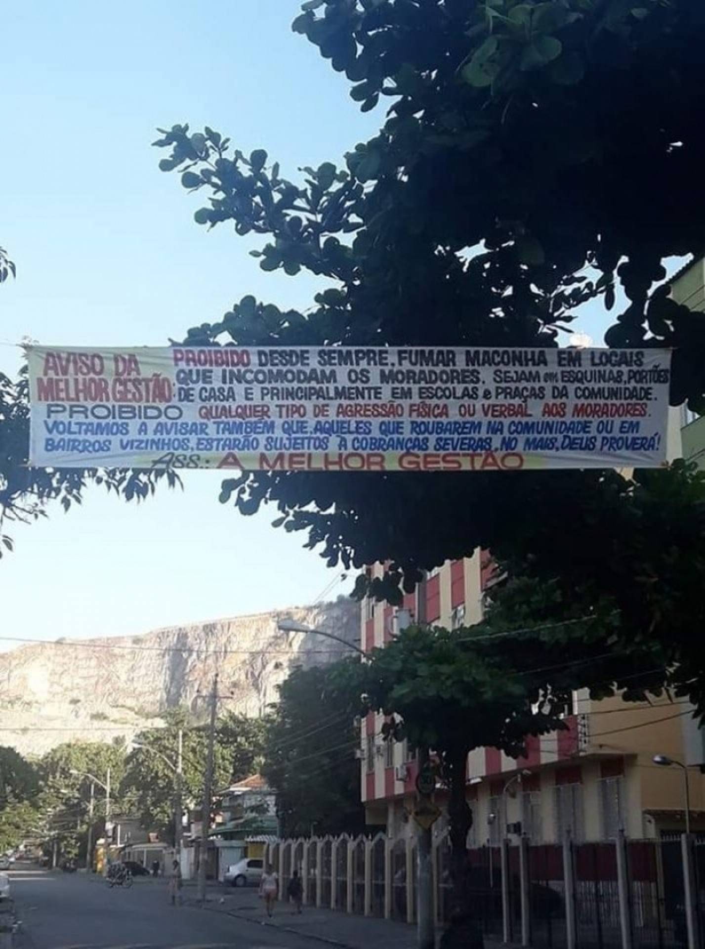 Traficantes colocam faixa em bairro da Zona Oeste proibindo o uso de drogas - Reprodução / Internet