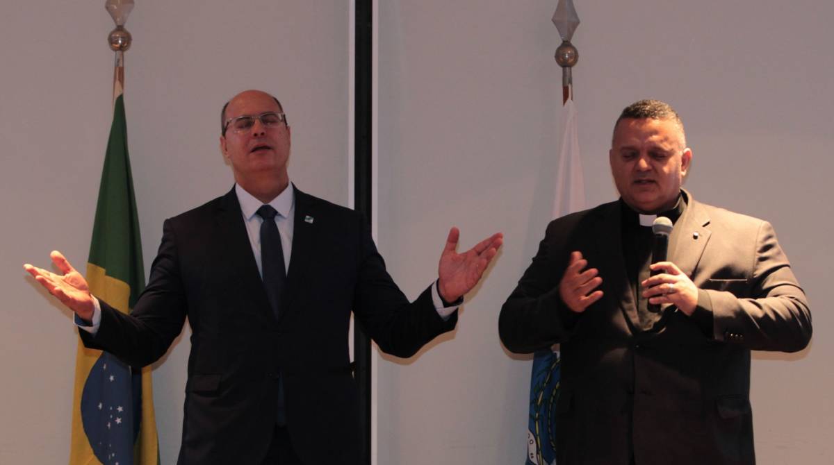 Witzel e o Monsenhor Andr&eacute; Sampaio rezaram durante a cerim&ocirc;nia - Estefan Radovicz / Ag&ecirc;ncia O Dia