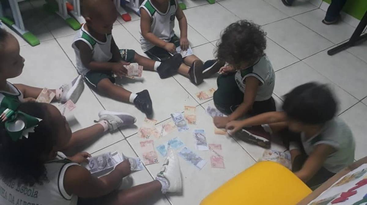 As crian&ccedil;as aprendem como o dinheiro &eacute; feito e sobre a Casa da Moeda