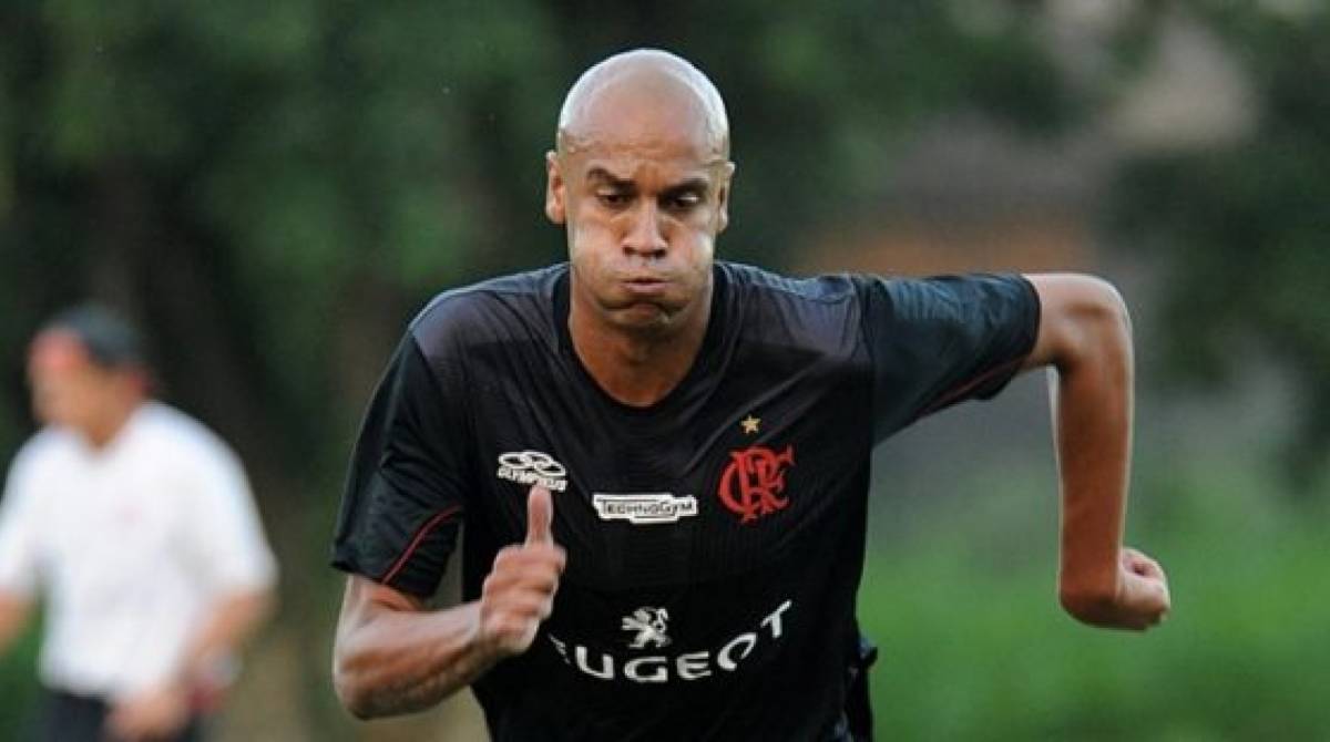 Tricampe&atilde;o brasileiro pelo S&atilde;o Paulo, Alex Silva chegou ao Flamengo em 2011. Com a camisa rubro-negro n&atilde;o repetiu os bons momentos que o levaram at&eacute; a sele&ccedil;&atilde;o brasileira