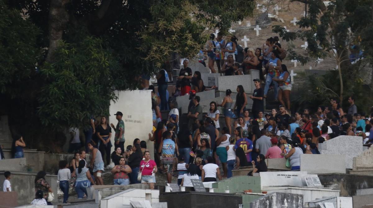 Enterro do corpo de Guarabu atraiu uma multidão e terminou em pancadaria, tiros e corre-corre - Reginaldo Pimenta