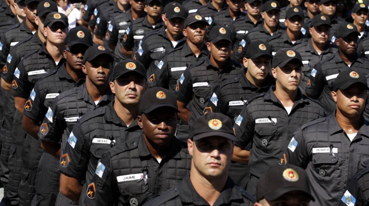 Formatura de policiais militares no Jardim Sulacap, no Centro de Aperfei&ccedil;oamento de Pra&ccedil;as. Foto: Cl&eacute;ber Mendes/Ag&ecirc;ncia O Dia