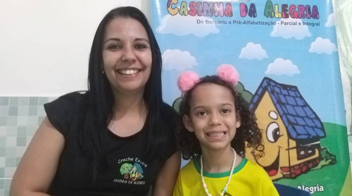 Erica Verdan, diretora geral e coordenadora pedag&oacute;gica da Creche Escola Casinha da Alegria, e a aluna Alice de Souza Marinho