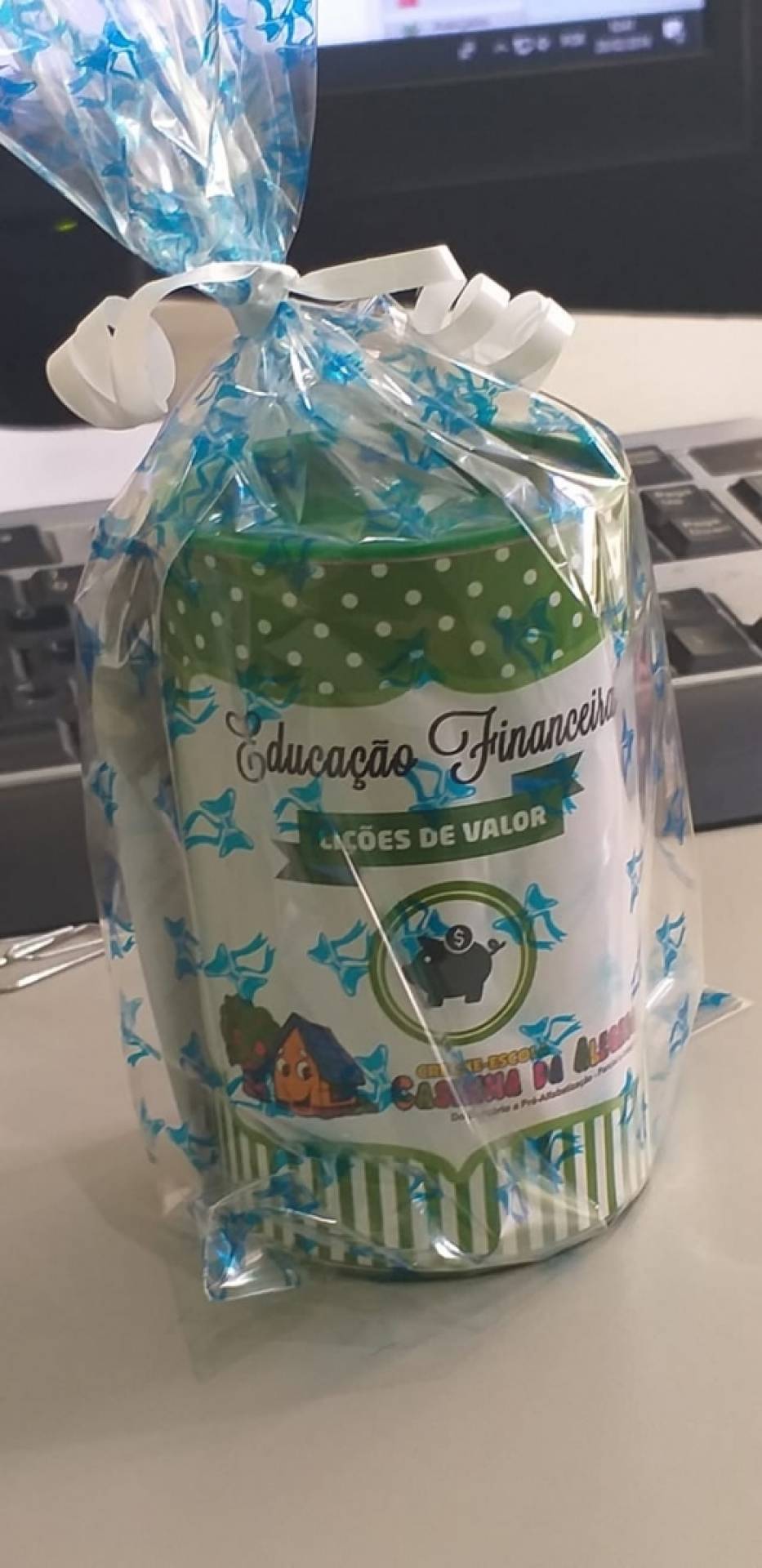 As crian&ccedil;as levaram um cofrinho personalizado para casa