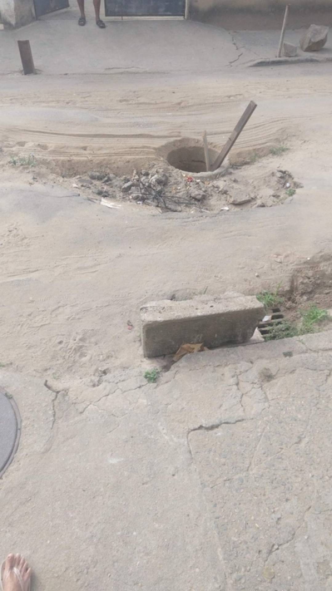 Buraco na Rua Baviera é um perigo para pedestres e veículos - fotos do leitor