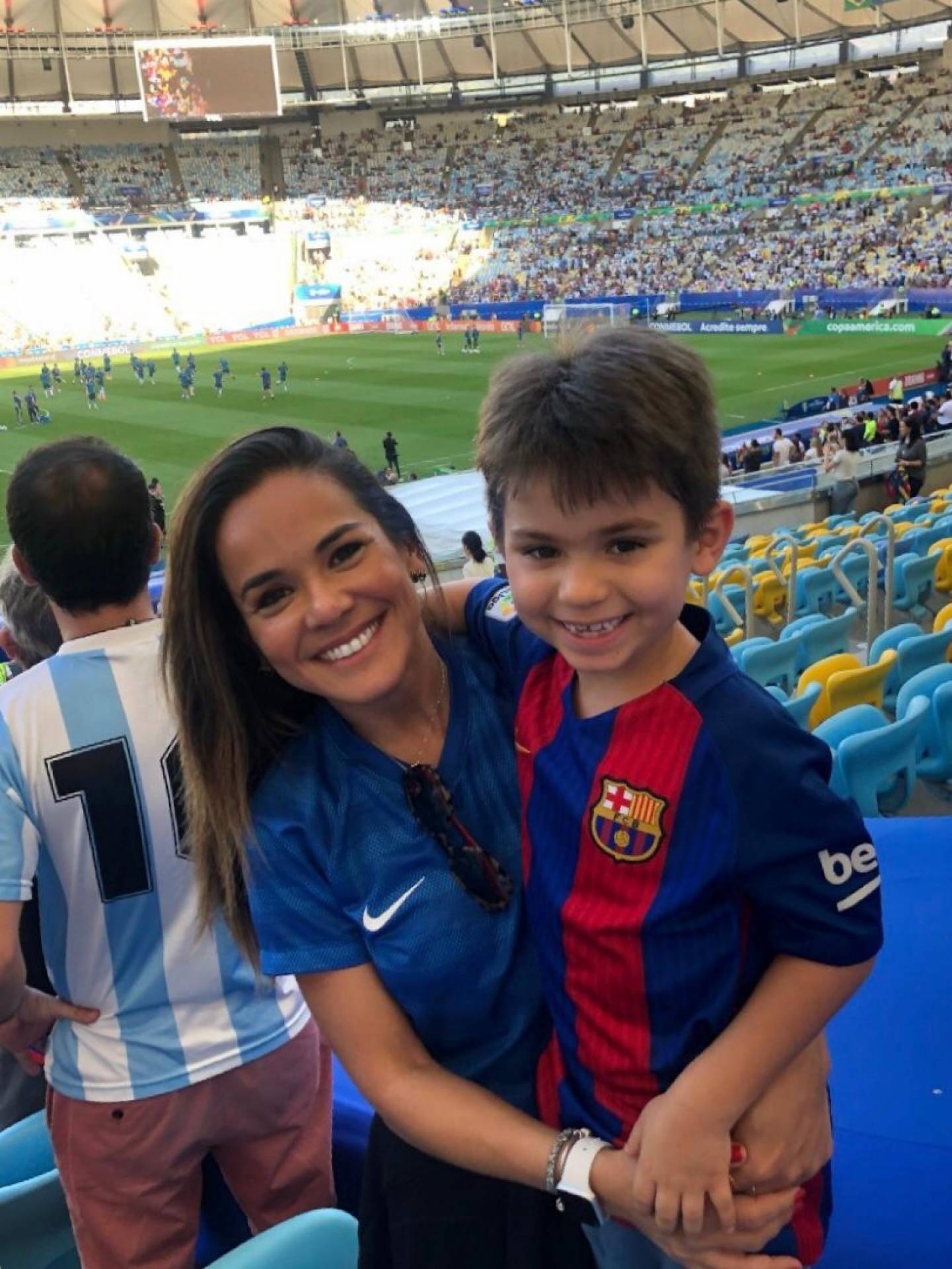 Acompanhada pelo filho Eduardo, de 7 anos, Isabele foi ao Maracanã para acompanhar uma partida da Copa das Confederaões