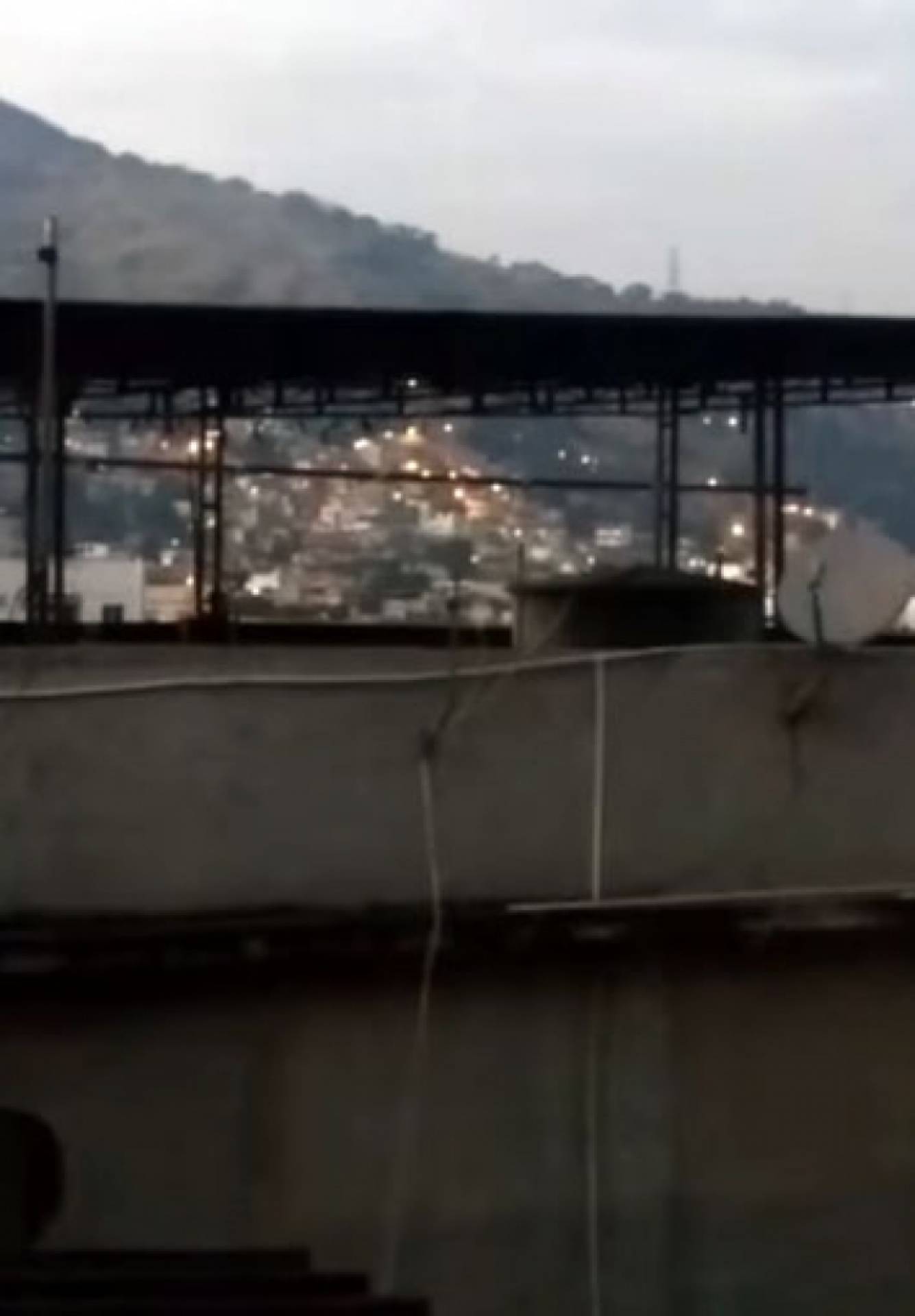 Tiroteio foi ouvido na comunidade da Serrinha quando a mulher foi atingida - Reprodução / OTTRJ