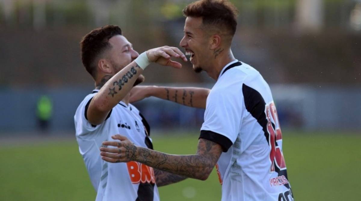 Rossi celebra o gol de Marcos Júnior no amistoso contra o Rio Branco - Carlos Gregório Jr/Vasco