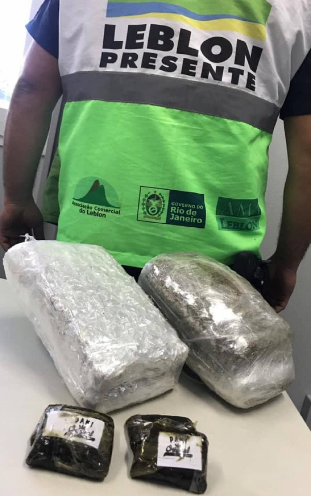 Policiais apreenderam haxine e maconha com traficante no Leblon - Divulgação