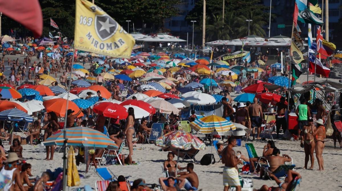 Com sol e calor, banhistas lotaram ontem a Praia de Copacabana - Gilvan de Souza / Agencia O Dia