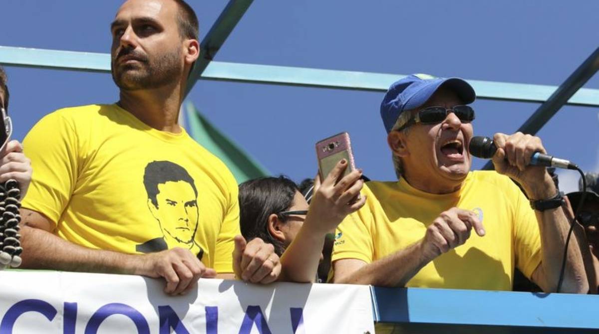 O deputado Eduardo Bolsonaro e o ministro do GSI, General Augusto Heleno, participam de ato pró-Bolsonaro, em defesa da Lava Jato, do ministro Sergio Moro, pela aprovação da reforma da Previdência e do pacote anticrime - Fabio Rodrigues Pozzebom / Agência Brasil