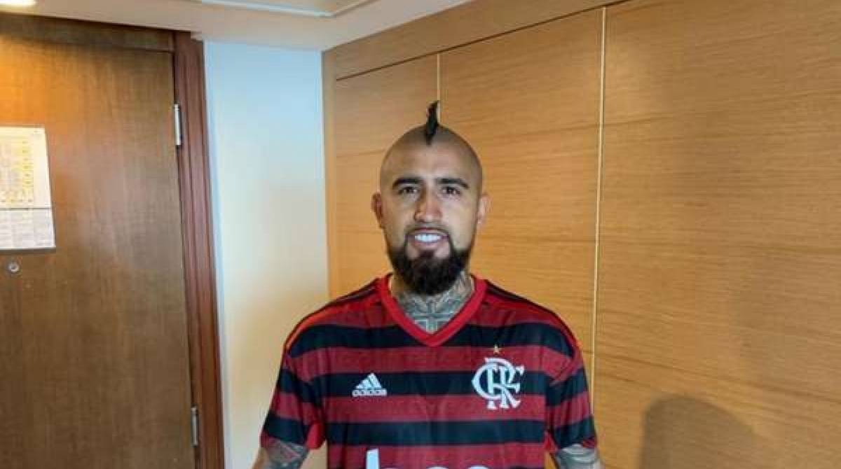 Arturo Vidal posa com a camisa do Flamengo