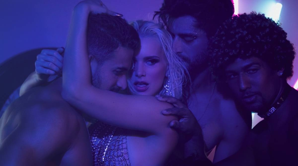 Francine lança clipe com festa em motel