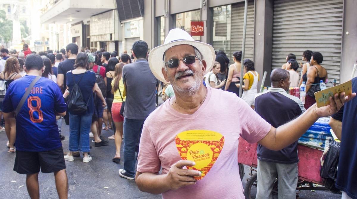 Cinéfilo Nelson Luiz, de 69 anos, posando para a foto durante a pausa do Rolé Carioca no Cine Rex