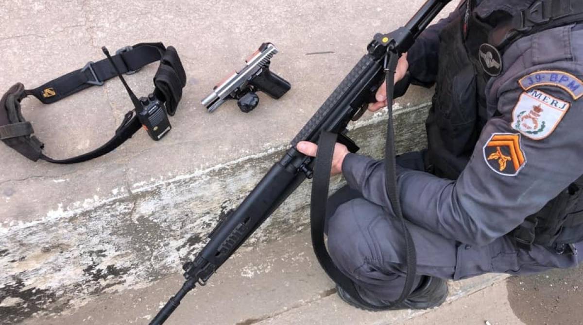 Um suspeito morreu e, com ele, foi encontrado com uma pistola e um rádio comunicador - Reprodução/PMERJ