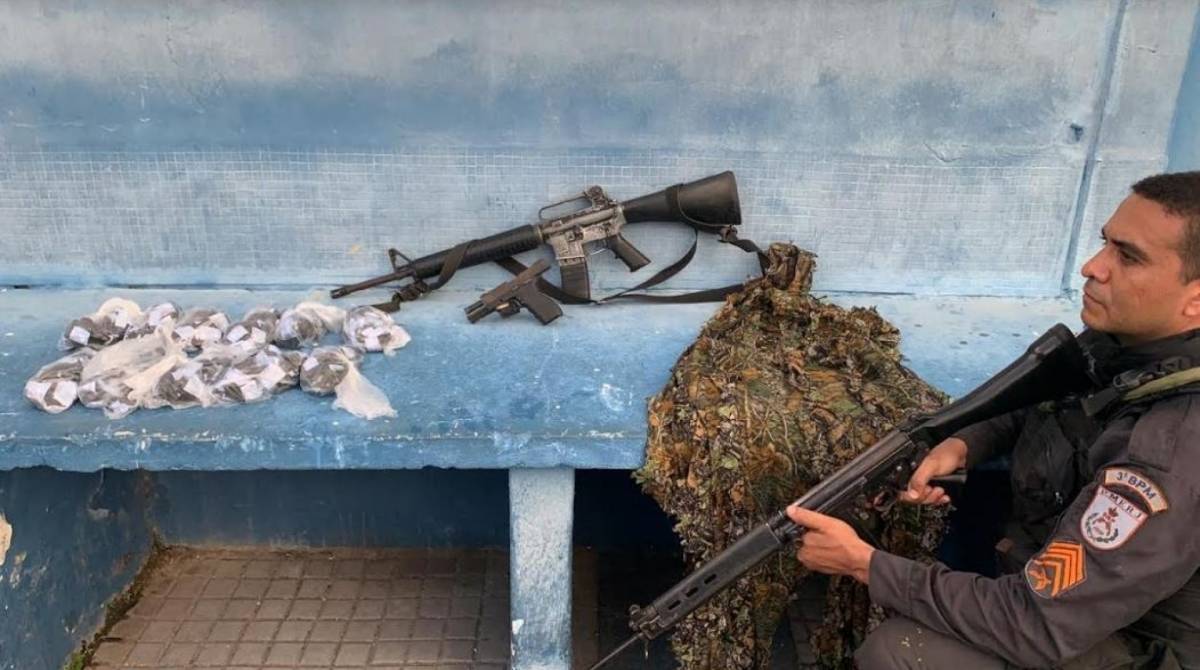 Operação na comunidade do Dezoito, em Água Santa, apreendeu um fuzil, uma pistola e drogas