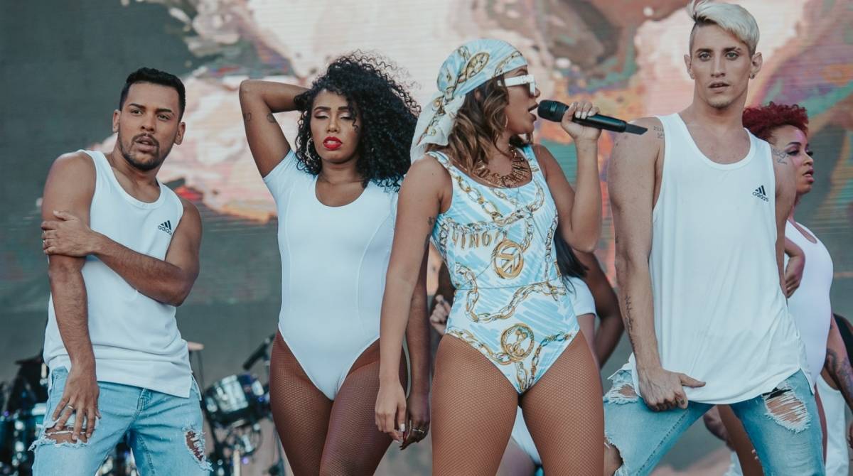 Anitta e Luan Santana se apresentam no Villa Mix