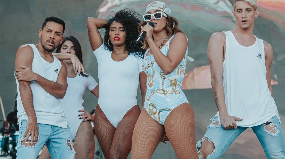 Anitta e Luan Santana se apresentam no Villa Mix