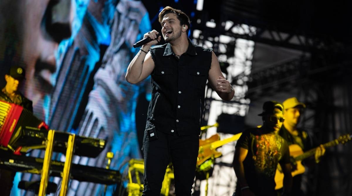 Anitta e Luan Santana se apresentam no Villa Mix