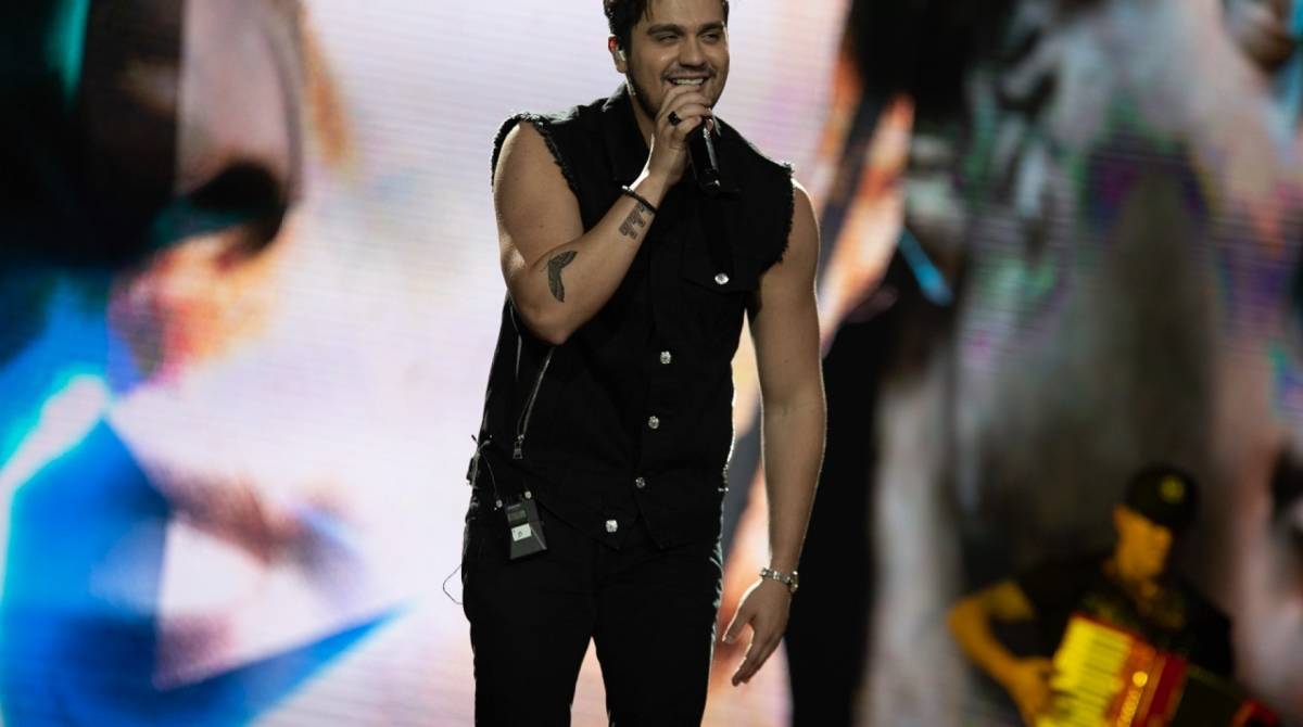 Anitta e Luan Santana se apresentam no Villa Mix