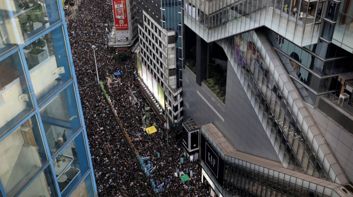 Manifestação realizada durante o aniversário de 22º aniversário de devolução do território de Hong Kong para a China - Foto: Dale De La Rey / AFP