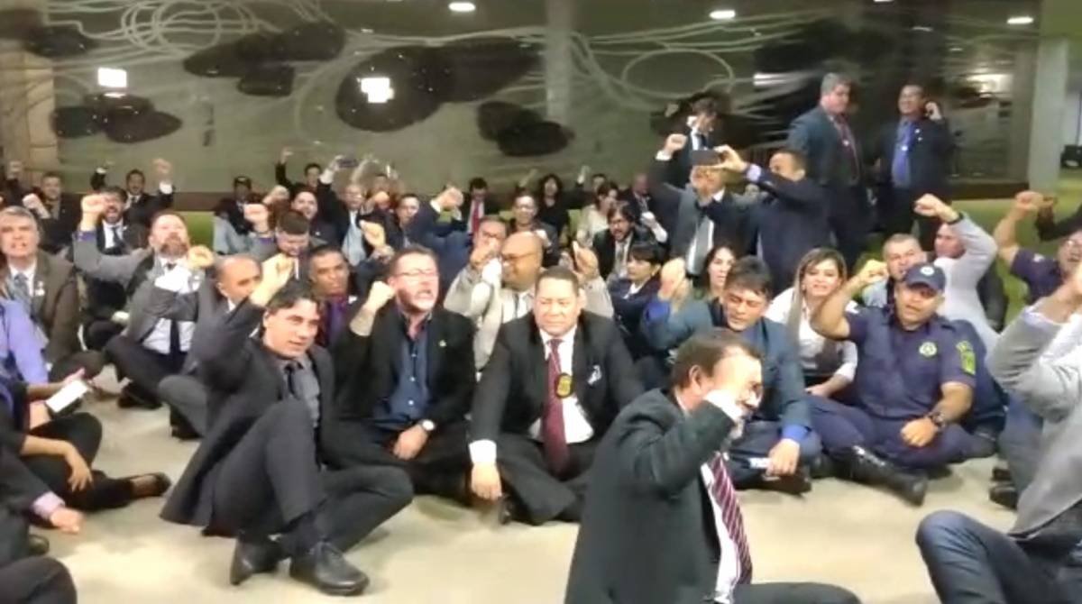 Os agentes fizeram uma vig&iacute;lia no Congresso na noite desta segunda-feira - REPRODU&Ccedil;&Atilde;O