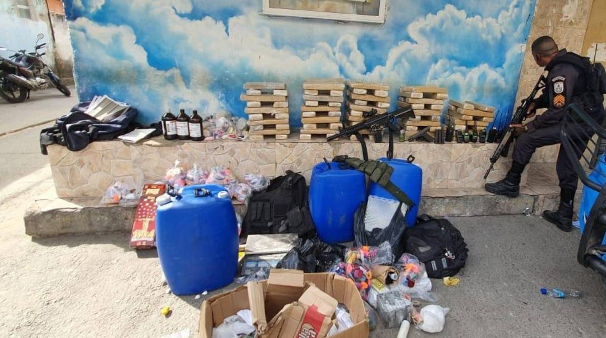 PM apreende uma pistola, três carregadores, 11 munições, uma réplica de fuzil, nove rádios comunicadores, 93 tabletes de maconha e outras drogas em Parada de Lucas - Divulgação