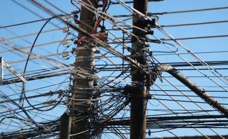 Alerj: projeto de lei propõe retirada de fios inutilizáveis nos postes do RJ