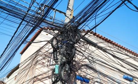 Light e Seconserva removem cabos de instalações irregulares em Jacarepaguá